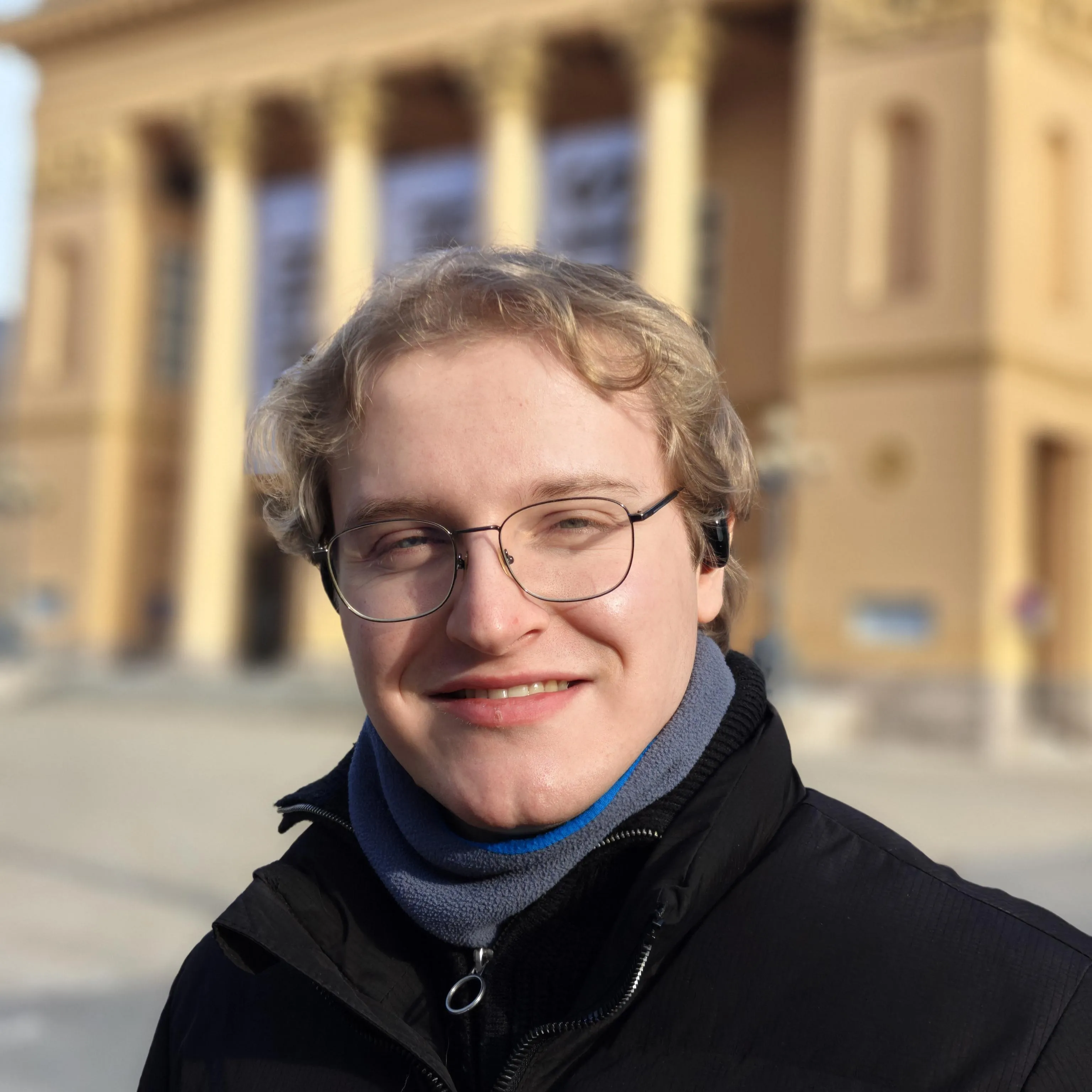 Marcel Epple, Gründer und Geschäftsführer der ShopCop UG, vor einem historischen Gebäude in München